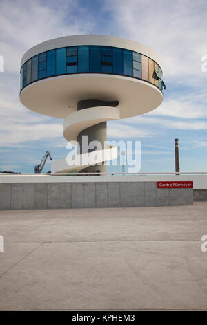 Spanien, Region Asturien, Asturien Provinz, Aviles, Centro Niemeyer, entworfen von brasilianischen Architekten Oscar Niemeyer in ehemals verschmutzten Industriestadt, das Kunstzentrum erbaut 2011 Stockfoto