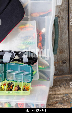 Angeln packt und Köder mit Cap peak Stockfoto