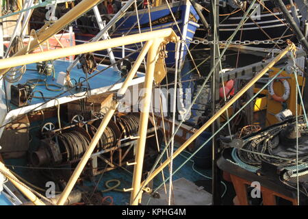 Trawler Fischerboote im Hafen Schälen, Isle of Man, Großbritannien. Die Fischerei auf Kammmuscheln (queenies). Strenge Quoten bedeuten die Boote zum Hafen zurück. Stockfoto