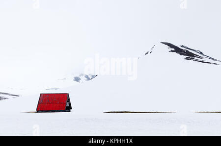 Die rote Schuppen im Schnee An einem Pass im Westen von Island Stockfoto