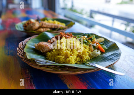 Vegane oder vegetarische Gerichte restaurant Seitenansicht, pikanten indischen Reis in der Schüssel. Gesunde traditionelle östliche lokales Essen ohne Fleisch Stockfoto