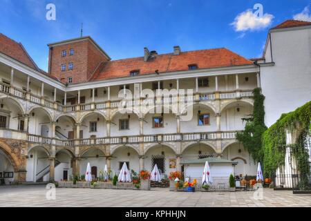Brieg Schloss. Nordseite der Innenhof des Schlosses Stockfoto