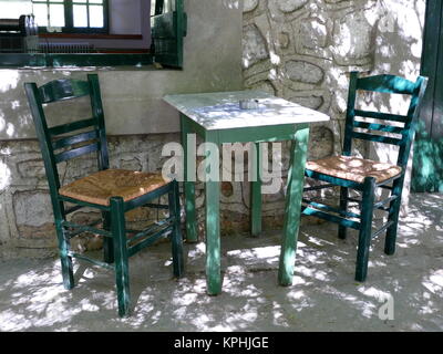 Tisch und zwei Stühle draußen ein Cafe in Athen, Griechenland Stockfoto