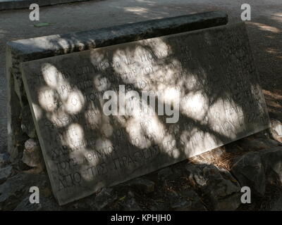 Dappled Sonnenlicht auf einem Grabstein in Athen Stockfoto