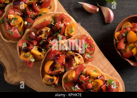 Italienische Bruschetta auf olivenholz Board Stockfoto