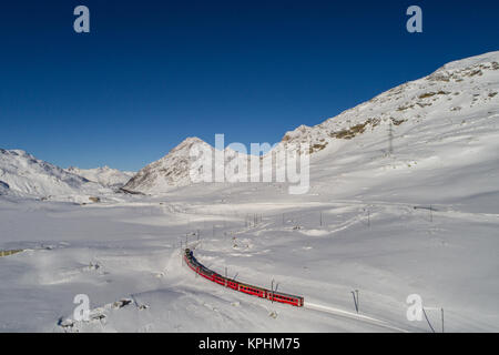 Red Train von Bernina. Unesco Welterbe, Bernina Express, Winterlandschaft Stockfoto