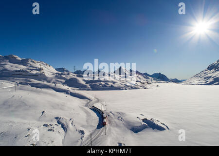 Bernina Express, Roten Zug am Berninapass Stockfoto