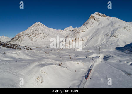 Red Train von Bernina, Luftbild. Engadin mit Schnee bedeckt Stockfoto