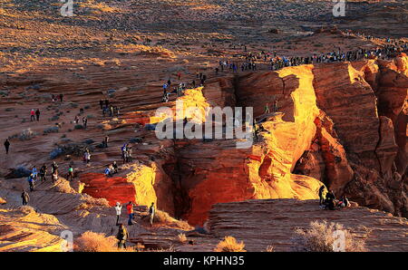 Page, Arizona. Touristen stehen am Rand der Klippen am Horseshoe Bend Stockfoto