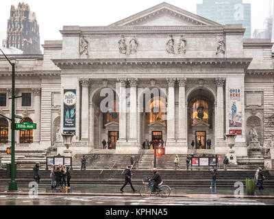 NEW YORK - am 3. Januar 2015: Der Innenraum der New York Public Library. Mit mehr als 50 Millionen Sendungen, die New York Public Library ist die zweite La Stockfoto