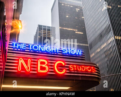 NEW YORK - am 3. Januar: NBC Studio in Manhattan in einem regenreichen Winter Abend. 1926 gegründet, NBC war die erste große Broadcast Netzwerk in den Vereinigten Staaten Stockfoto