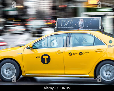 New York, USA - Januar 4, 2015: Das gelbe ist der iconic Farbe des New York City Taxis. Stockfoto