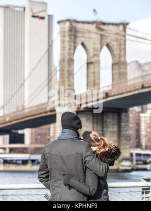 NEW YORK, USA - Januar 5, 2015: Ein paar genießen Sie den Blick auf die Brooklyn Bridge in einem Wintermorgen. Stockfoto