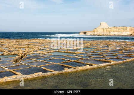 Salinen an der Küste bei Qbajjar in der Nähe der Bucht von Marsalforn Bay Gozo Malta Stockfoto