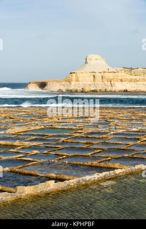 Salinen an der Küste bei Qbajjar in der Nähe der Bucht von Marsalforn Bay Gozo Malta Stockfoto