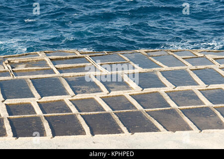 Salinen an der Küste bei Qbajjar in der Nähe der Bucht von Marsalforn Bay Gozo Malta Stockfoto