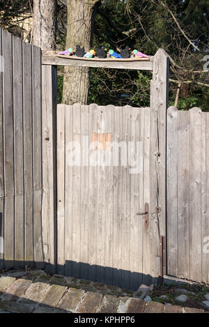 Verwitterte Eingang in einem österreichischen Dorf, mit bunten Vögel aus Holz eingerichtet. Stockfoto