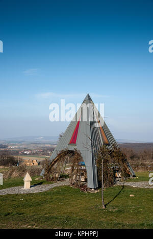 Pyramidale Rastplatz an einem klaren Wintertag in der Rosalia Region in Österreich. Stockfoto