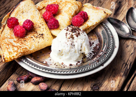 Hausgemachte Pfannkuchen mit frischen Himbeeren und Eis. Fastnacht Stockfoto
