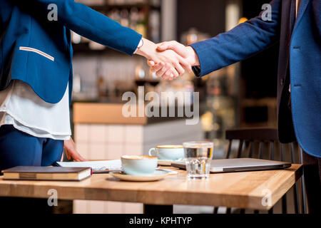 Nahaufnahme auf der Handshake zwischen den Paar im Cafe oder Restaurant Stockfoto