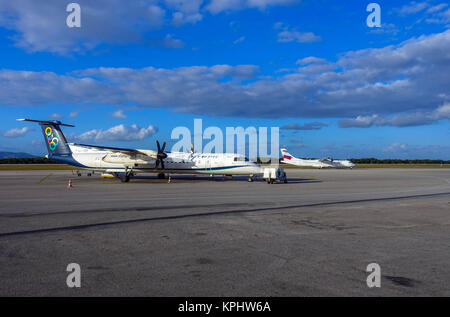 Bombardier Dash Flugzeuge auf Asphalt auf Kos Island Airport Stockfoto