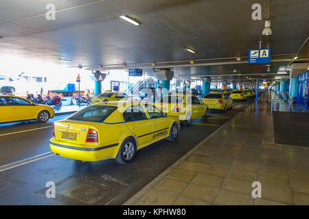 Gelbe Taxis queuing außerhalb vom Flughafen Athen, Griechenland Stockfoto