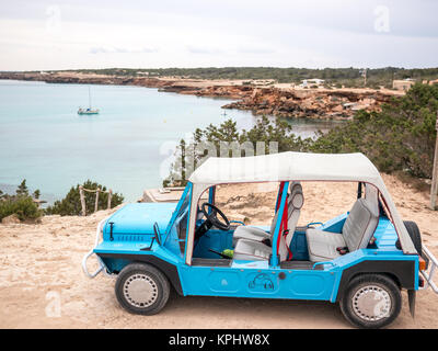 FORMENTERA, SPANIEN - 24. MAI 2015: Ein Austin Mini Moke auf der Cala Saone Umgebung. Stockfoto