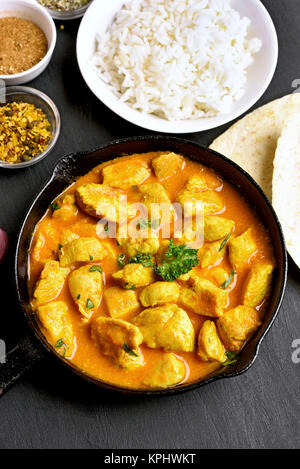 Chicken Curry auf schwarzen Stein Hintergrund. Ansicht von oben Stockfoto