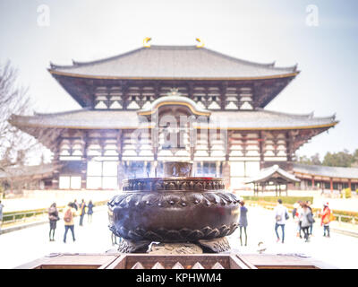 Ein räuchergefäß, bevor der Zugriff in Todai ji Temple Stockfoto