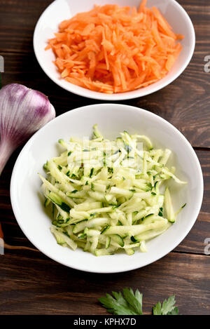 Geriebenen Zucchini und Karotten in weiße Schüssel. Stockfoto