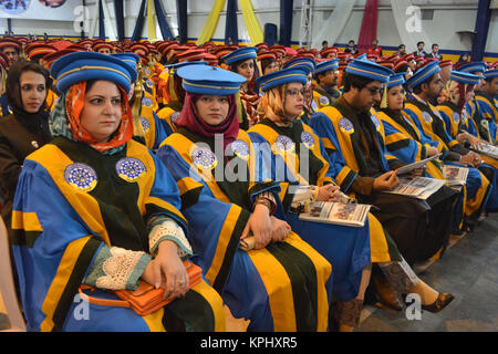 QUETTA, Pakistan. Dez-14 2017: Pass out Absolventen während der Zeremonie der 13. Versammlung der Balochistan Universität Information Tec beteiligt sind Stockfoto