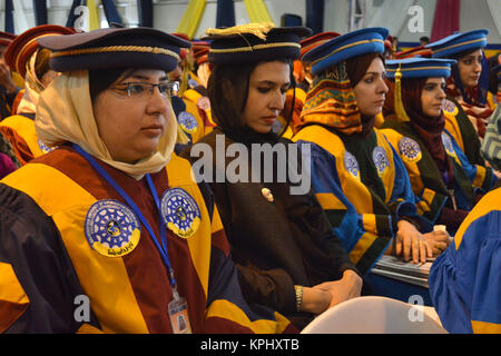 QUETTA, Pakistan. Dez-14 2017: Pass out Absolventen während der Zeremonie der 13. Versammlung der Balochistan Universität Information Tec beteiligt sind Stockfoto