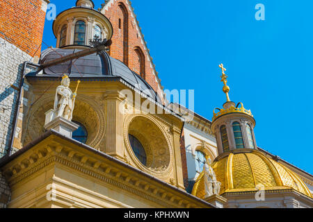 Die Kathedrale von Krakau, Detail der Twin Kuppeln und Statuen der Apostel über dem Zygmunt Kapelle auf der Außenseite der Kathedrale auf dem Wawel Hill, Krakau. Stockfoto