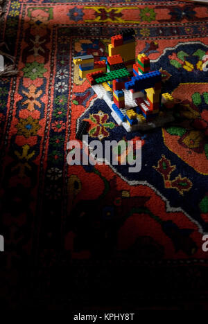 Foto von Lego Bau auf gemusterte Bunte marokkanische Teppich Stockfoto