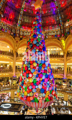 Der riesige Weihnachtsbaum im Pariser Kaufhaus Galeries Lafayette, Paris, Frankreich. Stockfoto