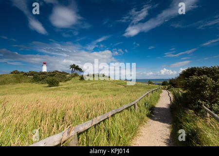 Der Leuchtturm auf der Insel Hiddensee im ersten Licht des Tages und schöne Wolken Stockfoto