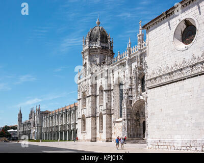 Belem, Portugal - 28. April 2014: Hauptfassade des Jeronimos Kloster in Belem, Portugal. Es ist ein manuelinische Stil Kloster und Teil des UNESCO Stockfoto