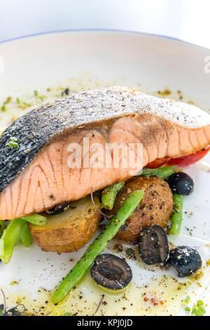 Gegrilltes Lachssteak pesto Stockfoto