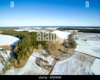 Winterliche Landschaft mit blauem Himmel Stockfoto