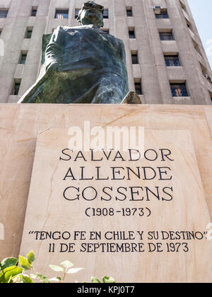 Santiago, Chile - Oktober 6, 2014: Denkmal für Salvador Allende Gossens in Santiago. (Text Übersetzung: "Ich habe Vertrauen in Chile und in sein Schicksal' Sep Stockfoto