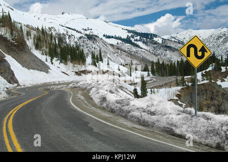 Switchback Road und Zeichen Stockfoto