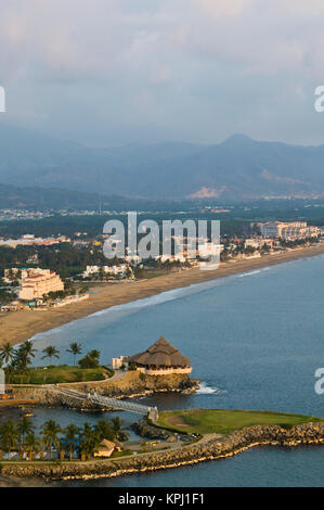 Mexiko, Colima, Manzanillo. Playa Salagua / Übersicht mit dem Barcelo Karmina Ort Hotel Golf Course Stockfoto