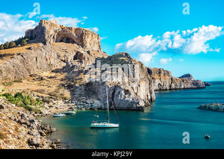 Schönen St. Paul's Bay mit Booten, im Hintergrund die Akropolis von Lindos (Rhodos, Griechenland) Stockfoto
