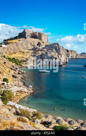 Schönen St. Paul's Bay mit Booten, im Hintergrund die Akropolis von Lindos (Rhodos, Griechenland) Stockfoto