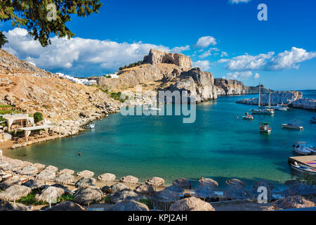 Schönen St. Paul's Bay mit Booten, im Hintergrund die Akropolis von Lindos (Rhodos, Griechenland) Stockfoto