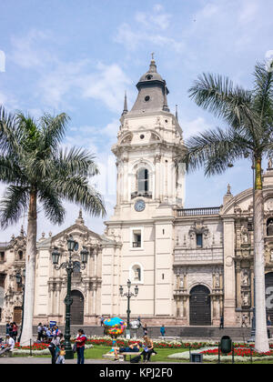 Lima, Peru - 11. Oktober 2014 - Blick auf die Lima (Peru) Kathedrale an einem sonnigen Frühlingstag. Stockfoto