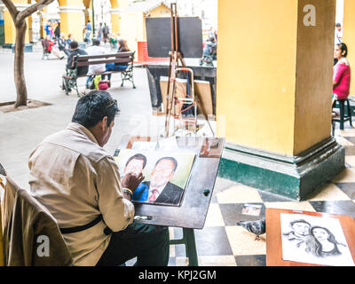 Lima, Peru - 11. Oktober 2014 - ein Mann, der Malerei in der Nähe der Plaza de Armas (Hauptplatz) in Lima (Peru) Stockfoto