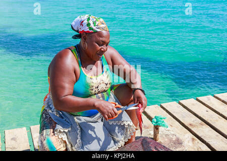 Lokale Frau ausnehmen und Vorbereitung frisch gefangenen Fisch, auf der Pier in Santa Maria, Insel Sal, Salina, Kap Verde, Afrika Stockfoto