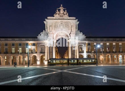 Lissabon, Portugal - 27. Oktober 2016. Commerce Square bei Nacht mit vorbeifahrenden Straßenbahn gegenüber den Platz. Stockfoto