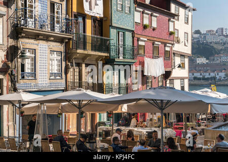 Cafés, Bars und traditionellen alten Fliesen- Häuser am Wasser im Stadtteil Ribeira von Porto, Portugal Stockfoto